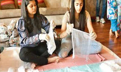 ചെലവ് കുറഞ്ഞ സാനിറ്ററി പാഡുമായി രണ്ട് വിദ്യാര്‍ത്ഥിനികള്‍