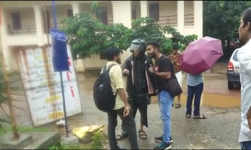 എസ്എഫ്ഐയോട് ചോദിക്കാതെ കോളേജില്‍ കൊടി നാട്ടി; ഫ്രറ്റേണിറ്റി പ്രവര്‍ത്തകനെ എസ്എഫ്ഐ പ്രവര്‍ത്തകര്‍ ചോദ്യം ചെയ്യുന്ന ദൃശ്യങ്ങള്‍ പുറത്ത്