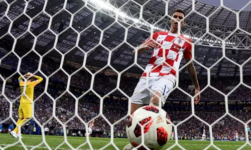 ഫ്രഞ്ച് ഗോള്‍കീപ്പറുടെ മണ്ടത്തരം ഗോളായപ്പോള്‍...