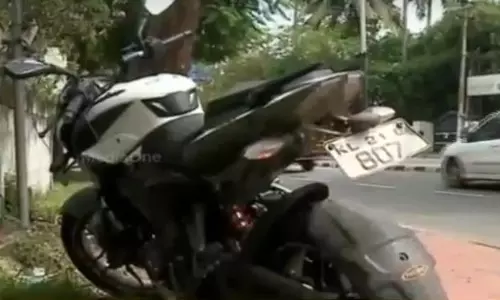 തിരുവനന്തപുരത്ത് മത്സരിച്ചോടിയ ബൈക്കിടിച്ച് സ്ത്രീ മരിച്ചു; രണ്ട് പേര്‍ക്ക് പരിക്ക്