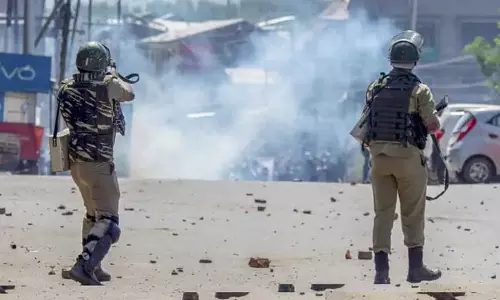 കശ്മീരില്‍ സൈന്യവും നാട്ടുകാരും തമ്മിലുണ്ടായ സംഘര്‍ഷത്തില്‍ മൂന്ന് പേര്‍ കൊല്ലപ്പെട്ടു