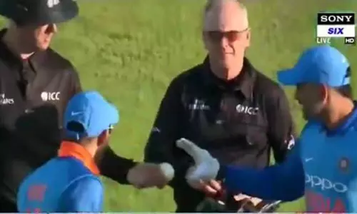 അമ്പയറുടെ കയ്യില്‍ നിന്നും പന്തു വാങ്ങിയാല്‍ ധോണി വിരമിക്കുമെന്ന് ആരു പറഞ്ഞു?