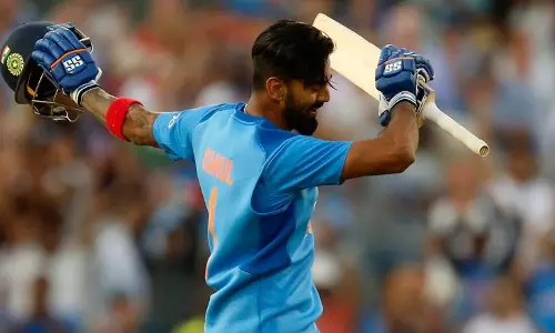 ക്രിക്കറ്റിലും ലോകകപ്പ് ഫുട്‌ബോള്‍ ആവേശം: റൊണാള്‍ഡോയെ അനുകരിച്ച് രാഹുല്‍ 