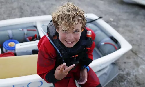 കടലെന്നാല്‍ കളിപ്പാട്ടമാണ് ടോമിന്; ഒറ്റക്ക് ബോട്ട് യാത്ര നടത്തി പന്ത്രണ്ടുകാരന്‍ 