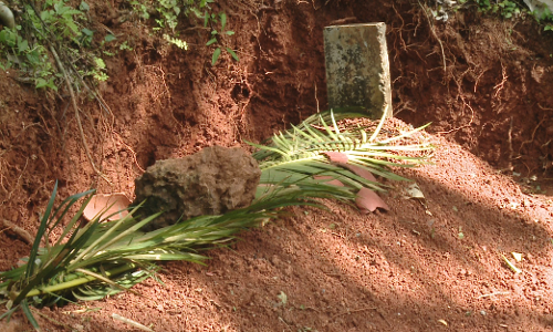 എങ്ങും വെള്ളം; കാളിക്കുട്ടിയുടെ അന്ത്യവിശ്രമത്തിന് ഭൂമി നല്‍കിയത് അന്‍വര്‍