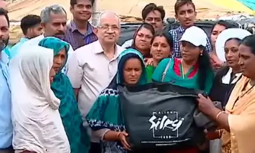 റോഹിങ്ക്യന് അഭയാര്ത്ഥികള്ക്ക് ഭക്ഷണവും വസ്ത്രങ്ങളുമായി കോഴിക്കോട്ടെ വീട്ടമ്മമാര് ഡല്ഹിയില് റോഹിങ്ക്യന് അഭയാര്ത്ഥികള്ക്ക് ഭക്ഷണവും വസ്ത്രങ്ങളുമായി കോഴിക്കോട്ടെ വീട്ടമ്മമാര് ഡല്ഹിയില്