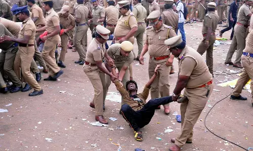 മുസ്‍ലിംകളുടെ കാക്കിപ്പേടിയും പ്രാതിനിധ്യ പ്രശ്നങ്ങളും