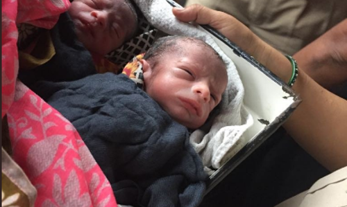 ട്രെയിനില്‍ ഇരട്ടക്കുട്ടികള്‍ക്ക് ജന്മം നല്‍കി യുവതി; സഹായവുമായി യാത്രക്കാരും റെയില്‍വേ ജീവനക്കാരും