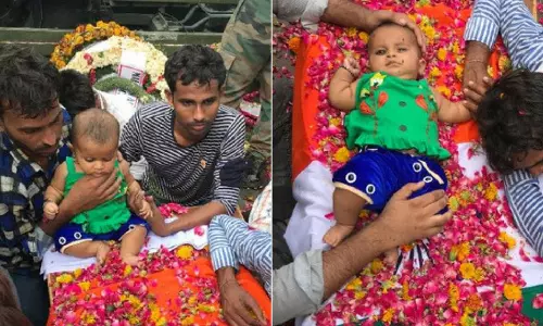 ആ അഞ്ചുമാസക്കാരി കിടന്നത് ശവപ്പെട്ടിക്ക് മുകളില്ല; അച്ഛന്റെ നെഞ്ചിലായിരുന്നു