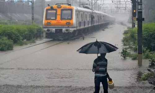 എന്തുകൊണ്ട് മുംബൈയില്‍ മഴക്കാലത്ത് റെയില്‍ ഗതാഗതം തടസ്സപ്പെടുന്നുവെന്ന് ഹൈക്കോടതി