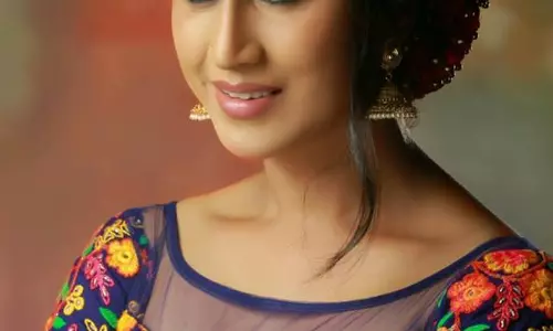 നീ ട്രാന്സ് അല്ലേ, നിനക്ക് ആ കഥാപാത്രം ചേരില്ല എന്ന് ചിലര് പറയാറുണ്ട്. കഥാപാത്രത്തിന് ചേരുകയാണെങ്കില് ഒരു മകളായോ, അമ്മയായോ എന്നെ ഉള്പ്പെടുത്താം: അഞ്ജലി അമീര് നീ ട്രാന്സ് അല്ലേ, നിനക്ക് ആ കഥാപാത്രം ചേരില്ല എന്ന് ചിലര് പറയാറുണ്ട്. കഥാപാത്രത്തിന് ചേരുകയാണെങ്കില് ഒരു മകളായോ, അമ്മയായോ എന്നെ ഉള്പ്പെടുത്താം: അഞ്ജലി അമീര്