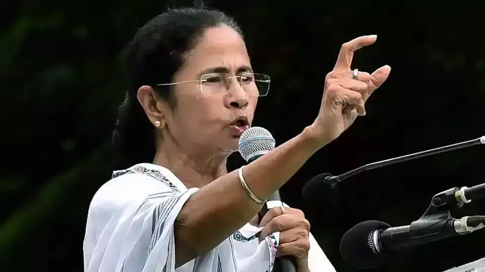 പശ്ചിമ ബംഗാളില്‍ പെട്രോള്‍ വില കുറച്ചു