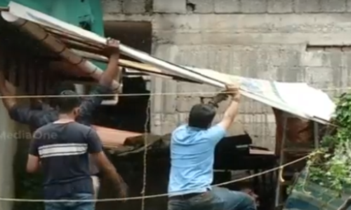 ട്രോളണ്ട; ആ ഫ്ലക്സ് കൊണ്ട് ചോര്‍ന്നൊലിക്കുന്ന അനവധി കൂരകള്‍ കാക്കാം