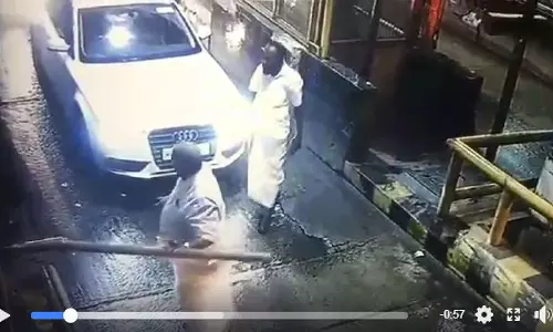 പാലിയേക്കര ടോള്‍ പ്ലാസയില്‍ പി.സി ജോര്‍ജിന്റെ അതിക്രമം; സ്റ്റോപ്പ് ബാരിയര്‍ തകര്‍ത്തു