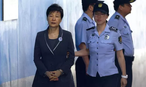 ദക്ഷിണ കൊറിയയുടെ ആദ്യ വനിതാ പ്രസിഡന്റിന് എട്ട് വര്‍ഷം കൂടി തടവ് ശിക്ഷ