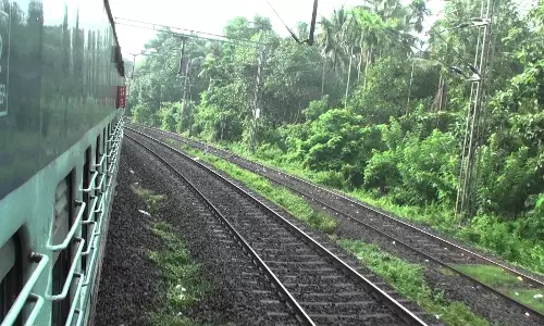 കോട്ടയം വഴിയുള്ള ട്രെയിന് ഗതാഗതം പുനരാരംഭിച്ചു കോട്ടയം വഴിയുള്ള ട്രെയിന് ഗതാഗതം പുനരാരംഭിച്ചു