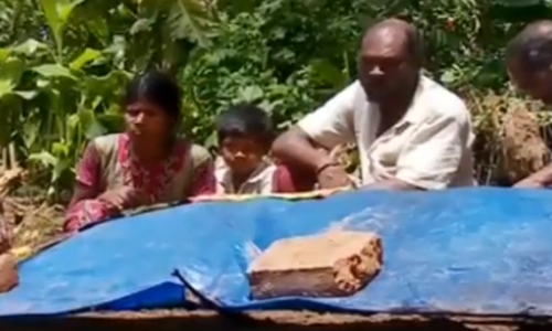 അമ്മയെ അടക്കാന്‍ സ്ഥലമില്ല; താമസിക്കുന്ന ഷെഡ് പൊളിച്ച് മൃതദേഹം അടക്കം ചെയ്തു