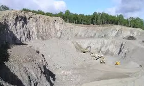 ഖനന നിരോധത്തിന് പുല്ലുവില: കനത്തമഴയിലും കൊയിലാണ്ടി തങ്കമലയില്‍ വന്‍ ഖനനം- മീഡിയാവണ്‍ ഇന്‍വസ്റ്റിഗേഷന്‍