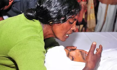 അവന്‍ വന്നത് കുറച്ചുദിവസം താമസിക്കാനായിരുന്നു; കൊല്ലാന്‍ വേണ്ടി ആരോ അവനെ തിരിച്ചുവിളിക്കുകയായിരുന്നുവെന്ന് കുടുംബം