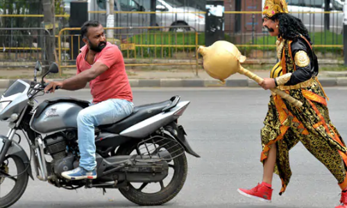 ഹെല്‍മെറ്റില്ലാതെ വാഹനമോടിക്കുന്നവര്‍ക്ക് മുന്നറിയിപ്പുമായി ‘കാലന്‍’