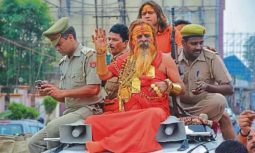 20 കിലോ സ്വര്‍ണം ധരിച്ച്, 21 ആഡംബര കാറുകളുടെ അകമ്പടിയില്‍ ഗോള്‍ഡന്‍ ബാബയുടെ കന്‍വാര്‍ യാത്ര