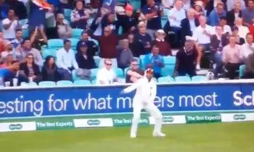 കാണികളെ കയ്യിലെടുത്ത് ധവാന്‍, പിന്നാലെ ഹര്‍ഭജനും 