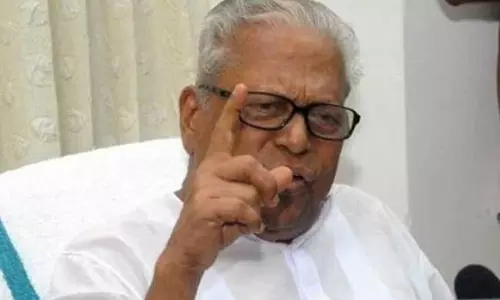 മീശ പിന്വലിക്കരുത്; സംഘപരിവാര് ഭീഷണിക്ക് മുന്നില് മുട്ടുമടക്കരുതെന്ന് വിഎസ് മീശ പിന്വലിക്കരുത്; സംഘപരിവാര് ഭീഷണിക്ക് മുന്നില് മുട്ടുമടക്കരുതെന്ന് വിഎസ്