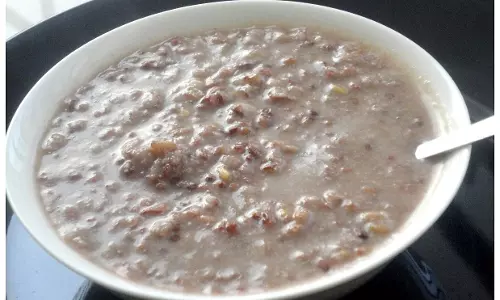 ഗ്രാമത്തെ കര്‍ക്കിടക്കഞ്ഞിയൂട്ടി ഒരു കൂട്ടം വിദ്യാര്‍ഥികള്‍ 