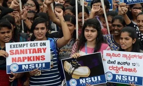 സാനിറ്ററി പാഡുകളുടെ ജിഎസ്ടി ഒഴിവാക്കി സാനിറ്ററി പാഡുകളുടെ ജിഎസ്ടി ഒഴിവാക്കി