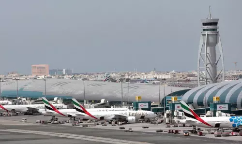 ഡ്രോണ് എന്ന് സംശയം; ദുബെെ വിമാനത്താവളം അടച്ചിട്ടു ഡ്രോണ് എന്ന് സംശയം; ദുബെെ വിമാനത്താവളം അടച്ചിട്ടു