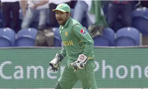 ധോണിയെ അനുകരിക്കാന്‍ ശ്രമിച്ച് അടി വാങ്ങി സര്‍ഫ്രാസ് അഹമ്മദ്