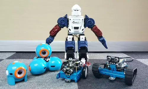 കുഞ്ഞന്‍ റോബോട്ടുകളെ കൊണ്ട് പണിയെടുപ്പിച്ച് കുഞ്ഞുങ്ങള്‍