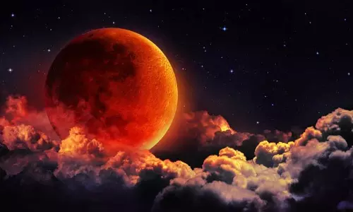 നൂറ്റാണ്ടിലെ ഏറ്റവും ദൈര്‍ഘ്യമേറിയ ചന്ദ്രഗ്രഹണം ആകാശത്ത് തെളിഞ്ഞു