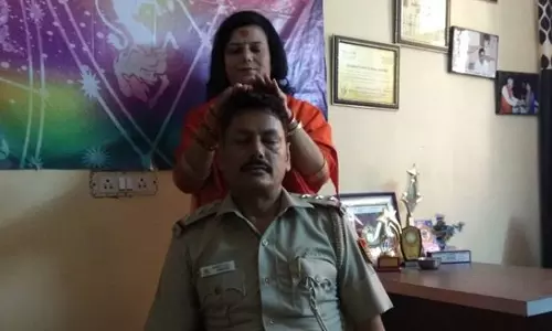 പൊലീസ് ഓഫീസര്‍ക്ക് ആള്‍ദൈവത്തിന്‍റെ ‘മസാജ്’