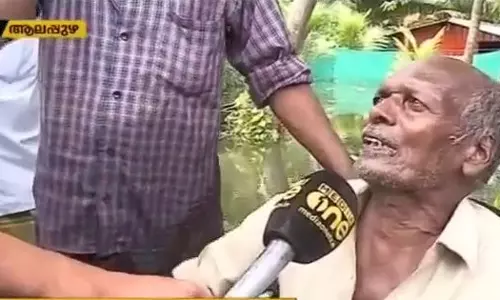 വീടുകളില്‍ കഴുത്തൊപ്പം വെള്ളം; മഴയിലും തണുപ്പിലും വലഞ്ഞ് കുട്ടനാട്ടിലെ വൃദ്ധര്‍ 