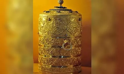 നൈസാമിന്റെ സ്വർണ്ണപ്പാത്രത്തിൽ രാജകീയ ഭക്ഷണം; കള്ളന്മാരെ കയ്യോടെ പിടികൂടി പൊലീസ് നൈസാമിന്റെ സ്വർണ്ണപ്പാത്രത്തിൽ രാജകീയ ഭക്ഷണം; കള്ളന്മാരെ കയ്യോടെ പിടികൂടി പൊലീസ്