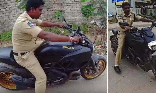 18 ലക്ഷം രൂപയുടെ ബൈക്ക് കണ്ടപ്പോള്‍ പൊലീസുകാര്‍ ചോദിച്ചത്...