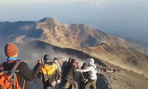 ഇന്തോനോഷ്യയില്‍  ലോമ്പോക്ക് ദ്വീപിലുണ്ടായ ഭൂകമ്പത്തിന് പിന്നാലെ സമീപത്തെ അഗ്നിപര്‍വതത്തില്‍ ആളുകള്‍ കുടുങ്ങിക്കിടക്കുന്നു