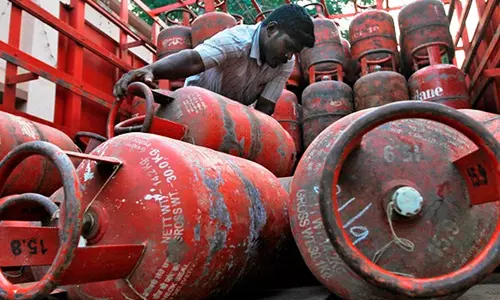 പാചക വാതക സിലിണ്ടറുകള്‍ക്ക് വീണ്ടും വിലകൂട്ടി