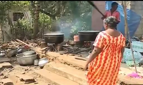 കനത്ത മഴയില്‍ വീട് തകര്‍ന്നു; ഉയര്‍ന്നു നില്‍ക്കുന്ന തറ ഒരു നാടിന് ദുരിതാശ്വാസ ക്യാമ്പായി