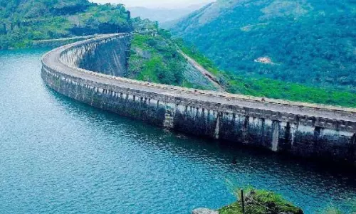 ഇടുക്കി ഡാമില്‍ വീണ്ടും ജലനിരപ്പ് ഉയരുന്നു; പെരിയാറിന്റെ തീരത്തുള്ളവര്‍ക്ക് ജാഗ്രതാ നിര്‍ദേശം