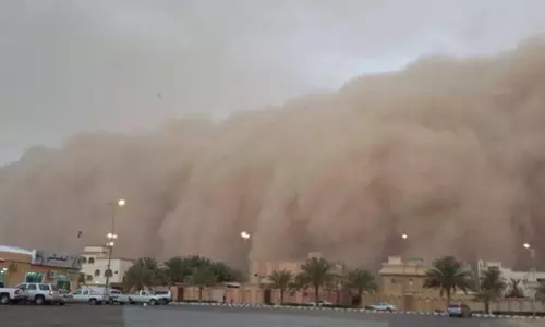 സൌദിയില്‍  പൊടിക്കാറ്റും മഴയും തുടരുന്നു
