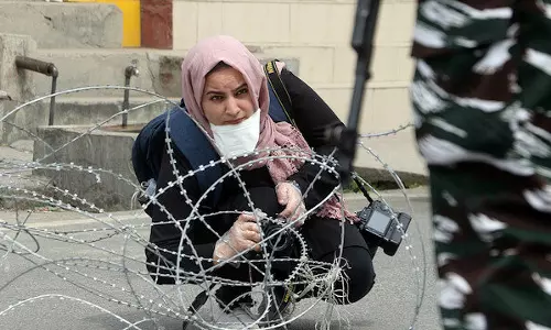 യു.എ.പി.എ ചുമത്തിയ കശ്മീരി ഫോട്ടോ​ഗ്രാഫർ മസ്രത് സഹ്റക്ക്  പീറ്റർ മാക്ലർ പുരസ്കാരം