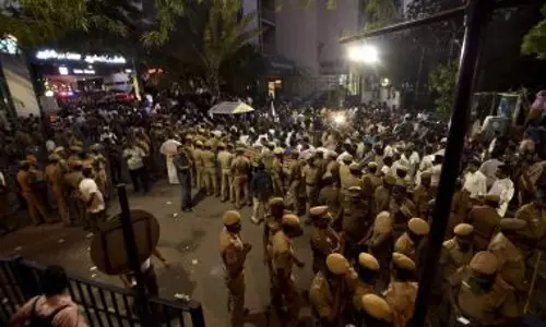 മറീന ബീച്ചില്‍ സമാധിസ്ഥലം അനുവദിക്കില്ലെന്ന് സര്‍ക്കാര്‍; തമിഴ്നാട്ടില്‍ പ്രതിഷേധം കത്തുന്നു