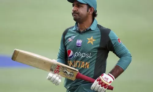 ഇന്ത്യയോട് തോറ്റുതൊപ്പിയിട്ടു, ക്യാപ്റ്റനെതിരെ പാക് ആരാധകര്‍