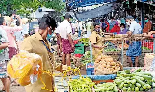 സമ്പര്‍ക്കത്തിലൂടെ കോവിഡ്: എറണാകുളത്തെ ഫോര്‍ട്ട്കൊച്ചി, പേഴക്കാപ്പിള്ളി, കാളമുക്ക് മത്സ്യമാര്‍ക്കറ്റുകള്‍ അടച്ചു
