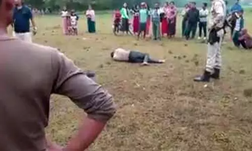 മോഷണക്കുറ്റം ആരോപിച്ച് 26 കാരനെ ആള്‍ക്കൂട്ടം തല്ലിക്കൊന്നു; കാഴ്ചക്കാരായി പൊലീസുകാരും