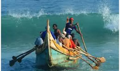 പരമ്പരാഗത മത്സ്യതൊഴിലാളികളെ പട്ടിണിയാക്കി മഴ തുടരുന്നു