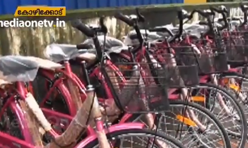 എട്ടാം ക്ലാസില്‍ പഠിക്കുന്ന എല്ലാ പെണ്‍കുട്ടികള്‍ക്കും സൈക്കിള്‍; മാതൃകയായി കാരശ്ശേരി പഞ്ചായത്ത്
