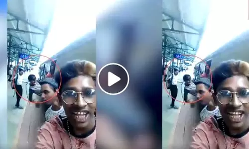 മുംബൈ ട്രയിനില്‍ കൗമാരക്കാരുടെ ‘കൈവിട്ടകളി’, ഒപ്പം മോഷണവും Video